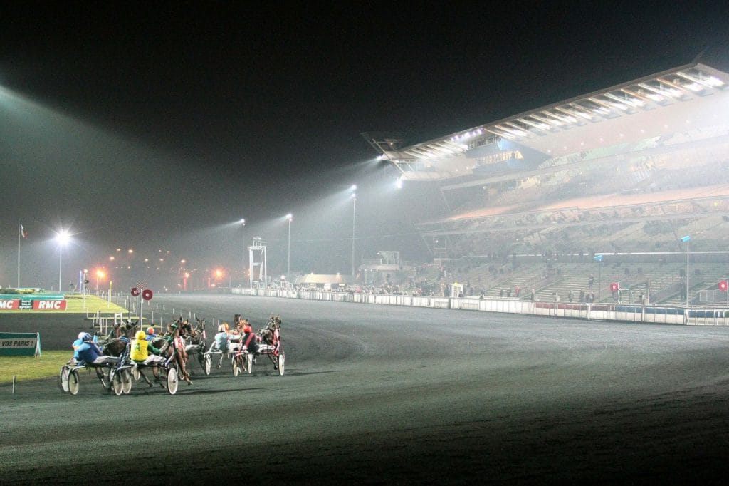 hippodrome nuit course de trot