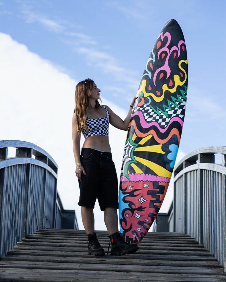 Gagnez une planche de surf customisée par Couleur Vagabonde en live-painting